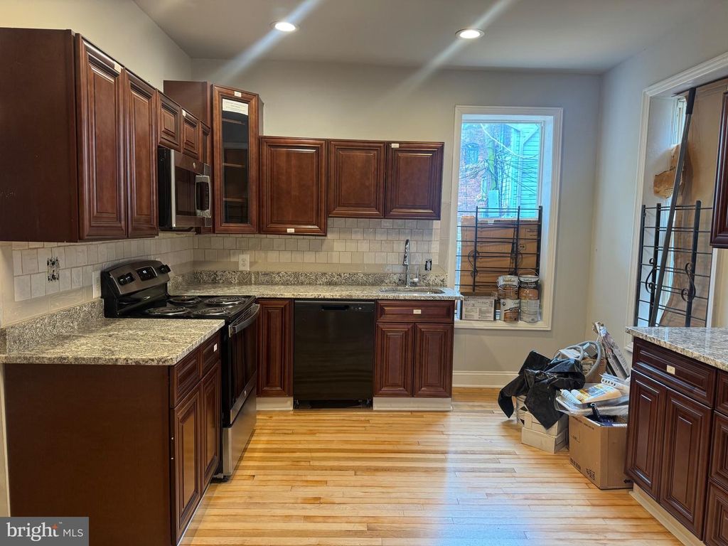 Image 5 of property listing at 917 CHAUNCEY AVE, Baltimore, MD 21217