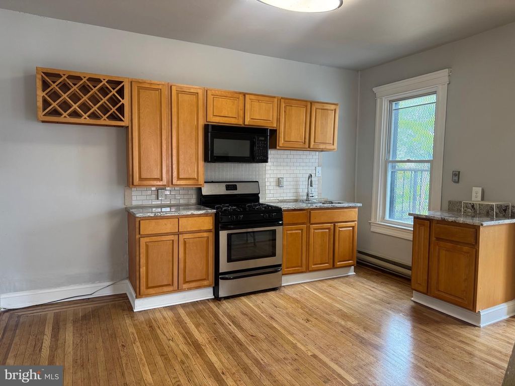 Image 8 of property listing at 917 CHAUNCEY AVE, Baltimore, MD 21217