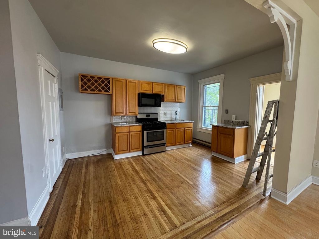 Image 9 of property listing at 917 CHAUNCEY AVE, Baltimore, MD 21217