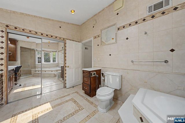 92 Blauvelt Avenue, Bergenfield, NJ 07621