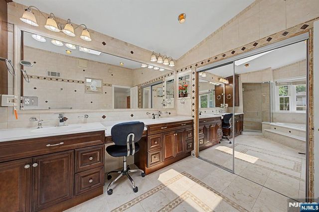 92 Blauvelt Avenue, Bergenfield, NJ 07621