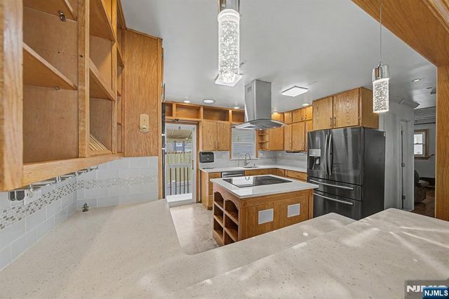 92 Blauvelt Avenue, Bergenfield, NJ 07621