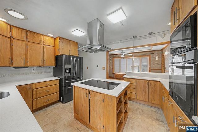 92 Blauvelt Avenue, Bergenfield, NJ 07621