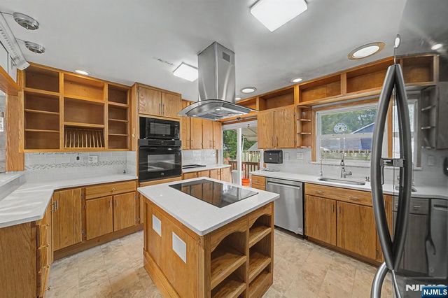 92 Blauvelt Avenue, Bergenfield, NJ 07621