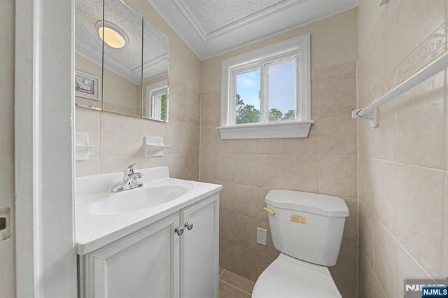 92 Blauvelt Avenue, Bergenfield, NJ 07621