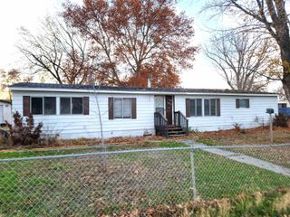 1035 N 61st Ave, West Richland, AK 99535