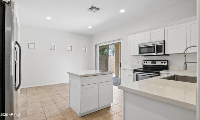 2575 W AMBER SUN Drive, Phoenix, AZ 85085