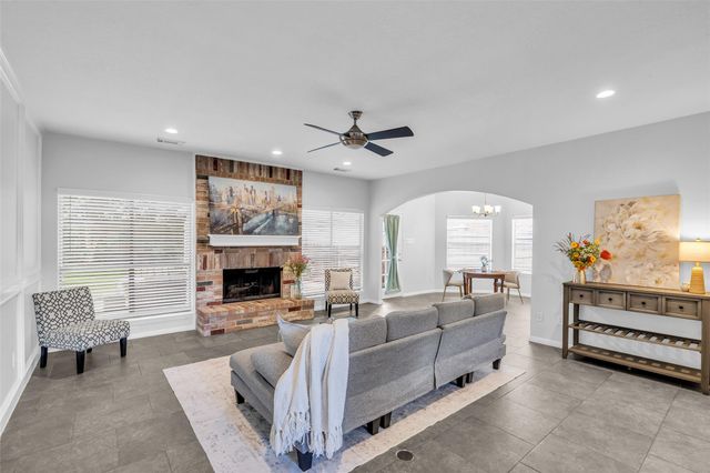 11727 Pecan Creek Drive, Houston, TX 77043