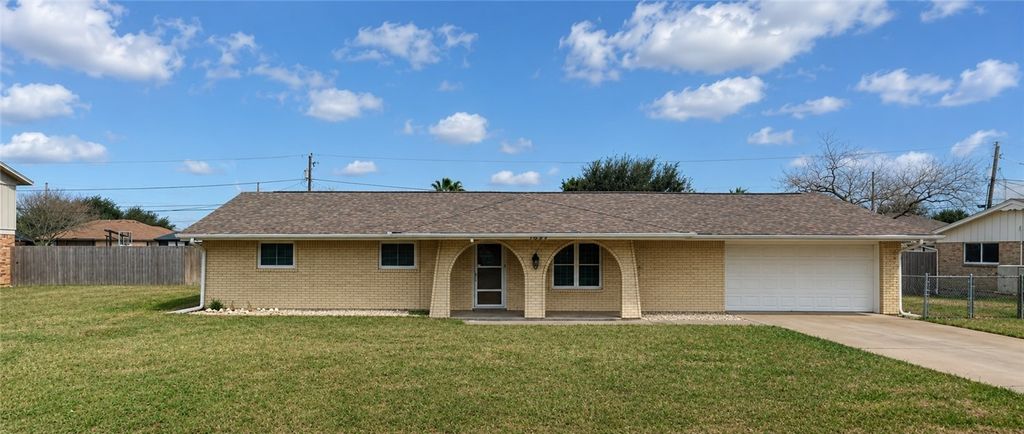 1607 W Palm Dr, Aransas Pass, TX 78336 — exterior