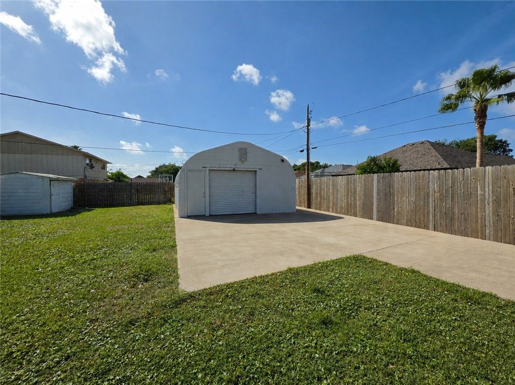 1607 W Palm Dr, Aransas Pass, TX 78336 — photo 2