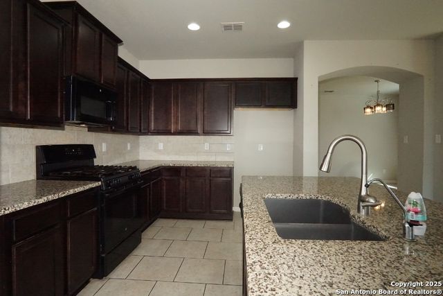 3903 Pease Park, Converse, TX 78109