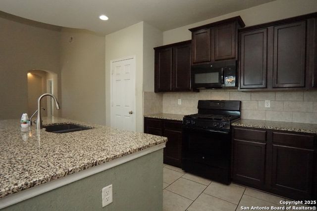 3903 Pease Park, Converse, TX 78109