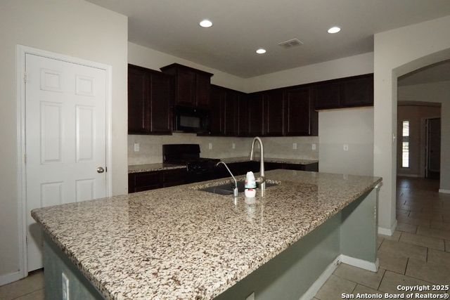 3903 Pease Park, Converse, TX 78109
