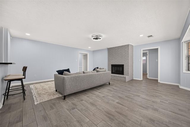 8215 Schaffer Ln, Houston, TX 77070