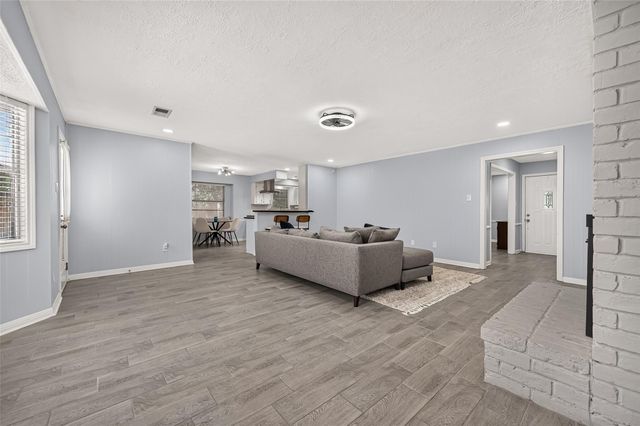 8215 Schaffer Ln, Houston, TX 77070