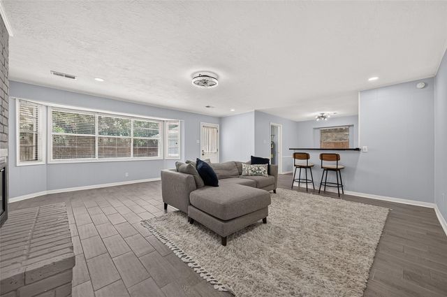 8215 Schaffer Ln, Houston, TX 77070