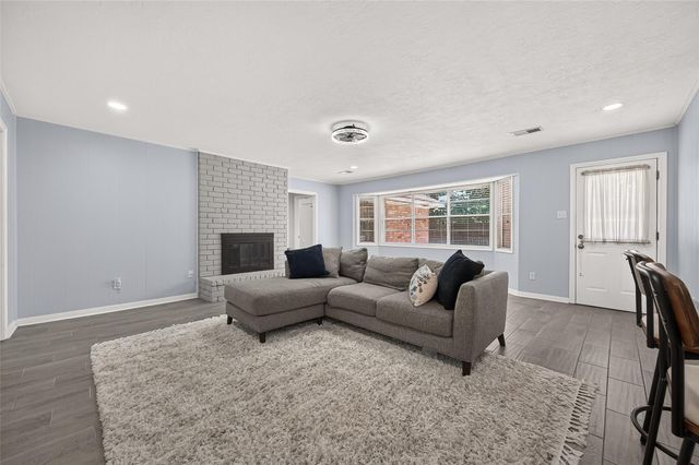 8215 Schaffer Ln, Houston, TX 77070