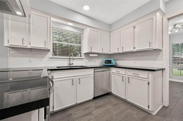 8215 Schaffer Ln, Houston, TX 77070