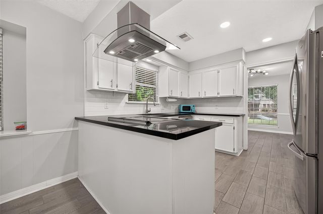 8215 Schaffer Ln, Houston, TX 77070