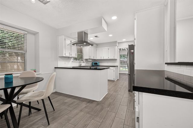 8215 Schaffer Ln, Houston, TX 77070