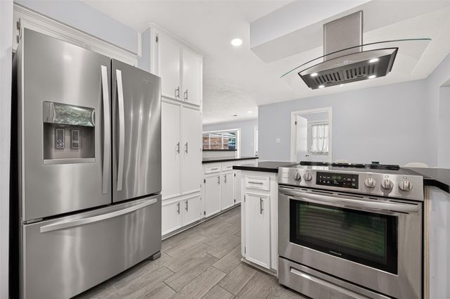8215 Schaffer Ln, Houston, TX 77070