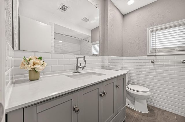 8215 Schaffer Ln, Houston, TX 77070