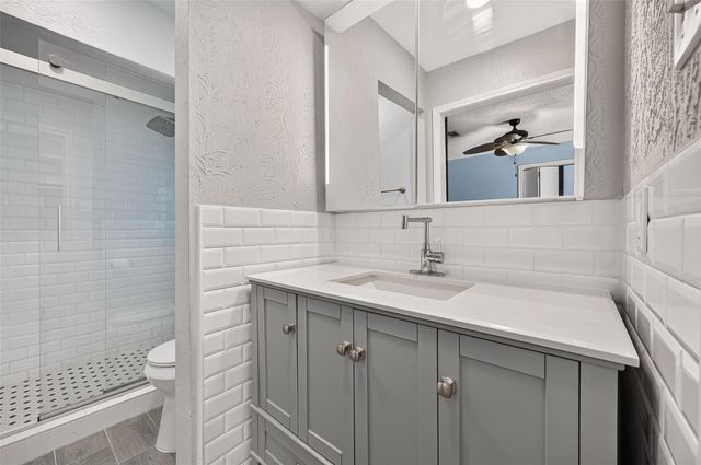 8215 Schaffer Ln, Houston, TX 77070