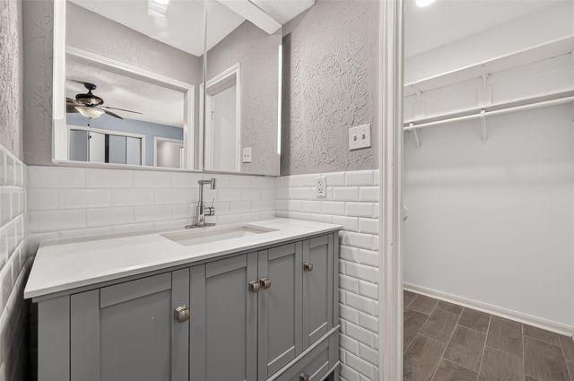 8215 Schaffer Ln, Houston, TX 77070