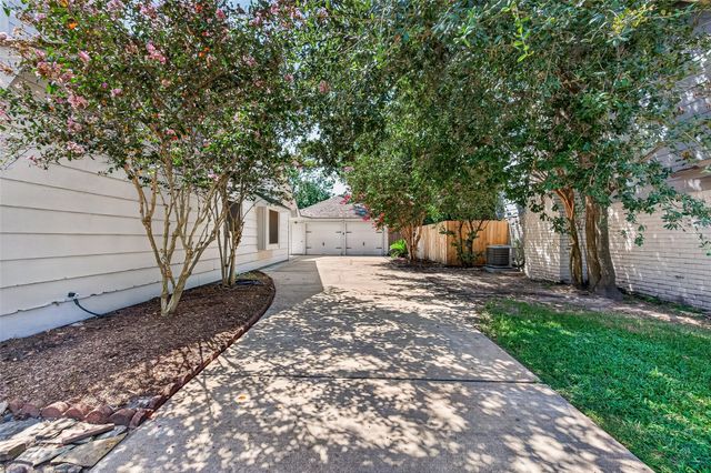 8215 Schaffer Ln, Houston, TX 77070