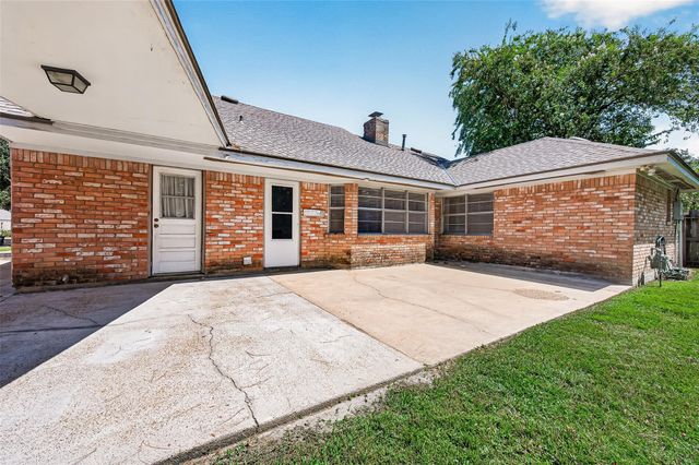 8215 Schaffer Ln, Houston, TX 77070