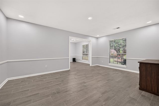 8215 Schaffer Ln, Houston, TX 77070