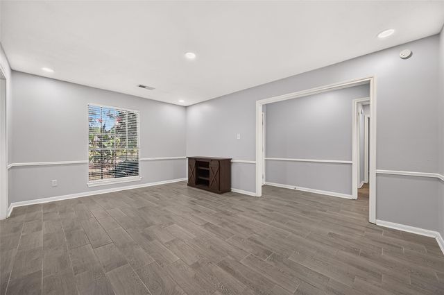 8215 Schaffer Ln, Houston, TX 77070