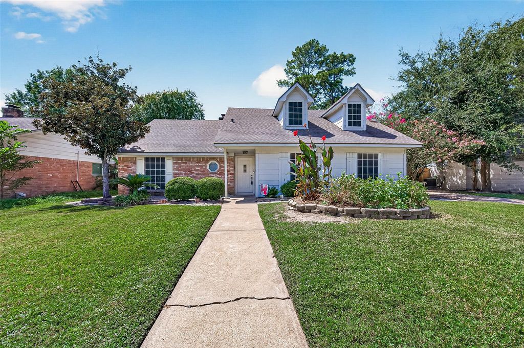 8215 Schaffer Ln, Houston, TX 77070