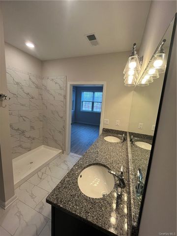 422 Tower Ridge 422, Middletown, NY 10941