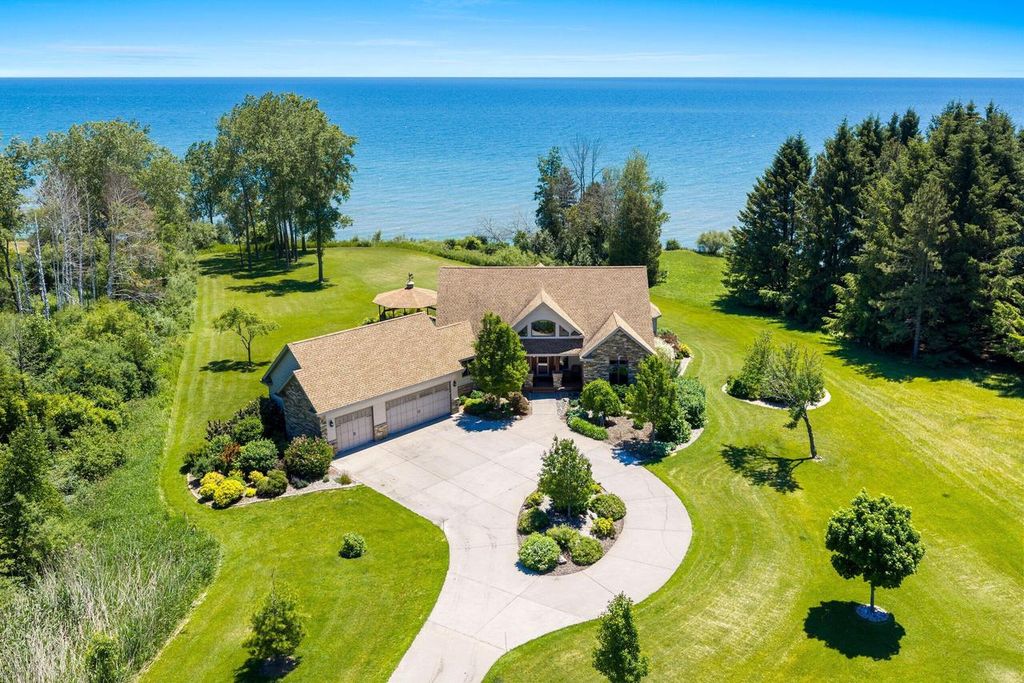 5317 S 10th STREET, Manitowoc, WI 54220