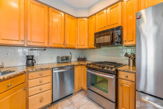 25 Leeds Lane, Monroe, NJ 08831