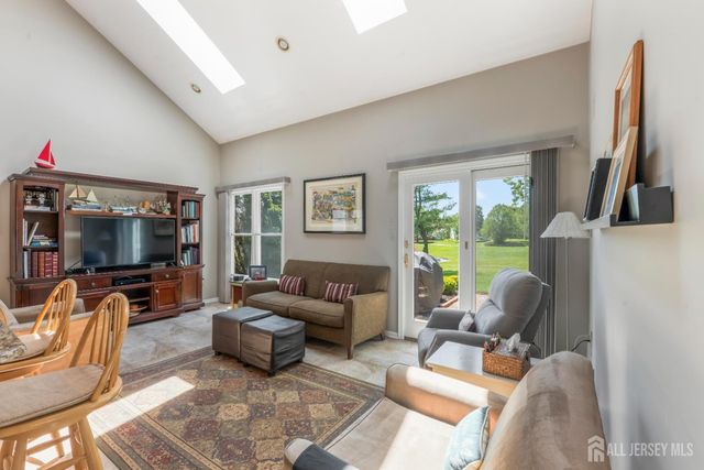 25 Leeds Lane, Monroe, NJ 08831