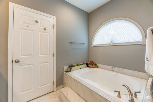 25 Leeds Lane, Monroe, NJ 08831
