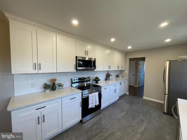 140 CASTLE HEIGHTS AVE, Pennsville, NJ 08070