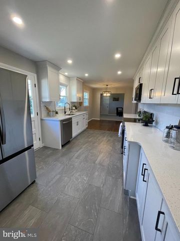 140 CASTLE HEIGHTS AVE, Pennsville, NJ 08070