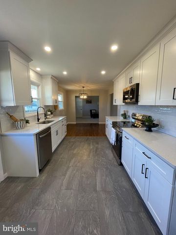 140 CASTLE HEIGHTS AVE, Pennsville, NJ 08070