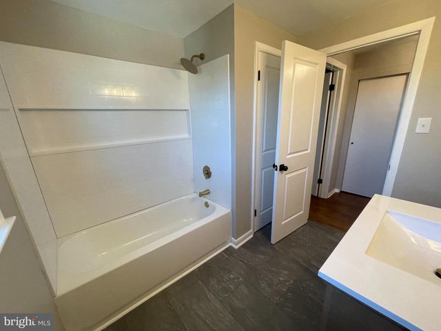 140 CASTLE HEIGHTS AVE, Pennsville, NJ 08070