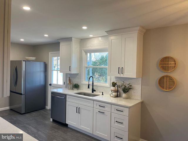 140 CASTLE HEIGHTS AVE, Pennsville, NJ 08070