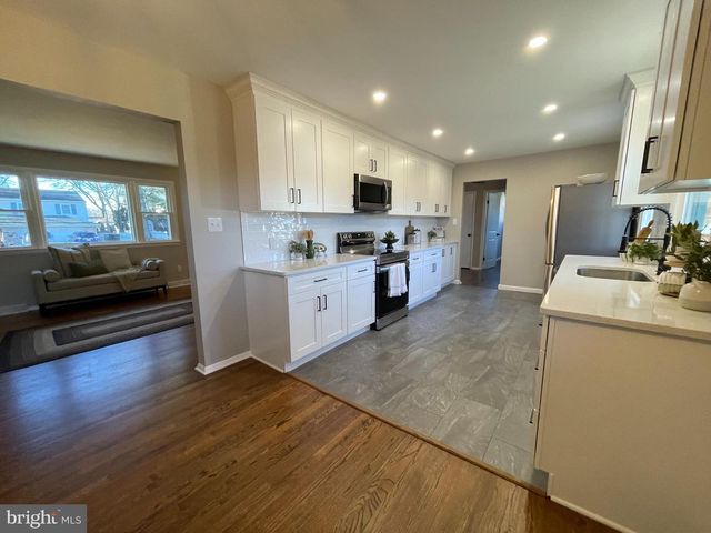 140 CASTLE HEIGHTS AVE, Pennsville, NJ 08070