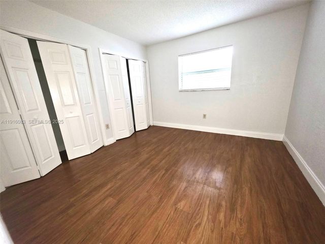 422 NE 166th St 422, Miami, FL 33162