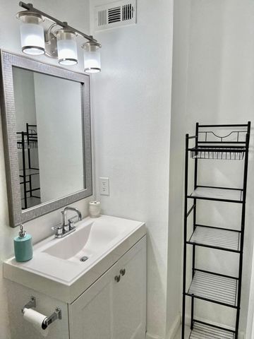 575 N Villa Court 105, Palm Springs, CA 92262