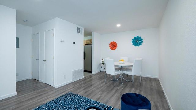 575 N Villa Court 105, Palm Springs, CA 92262