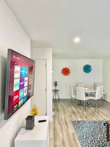 575 N Villa Court 105, Palm Springs, CA 92262