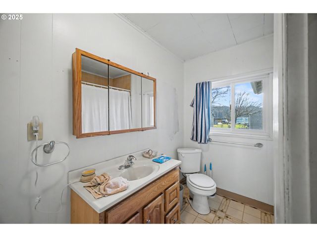 62875 School Rd, Coos Bay, OR 97420