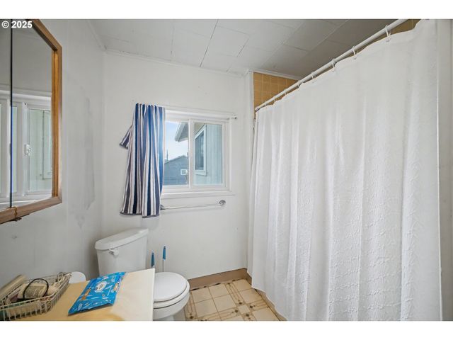 62875 School Rd, Coos Bay, OR 97420